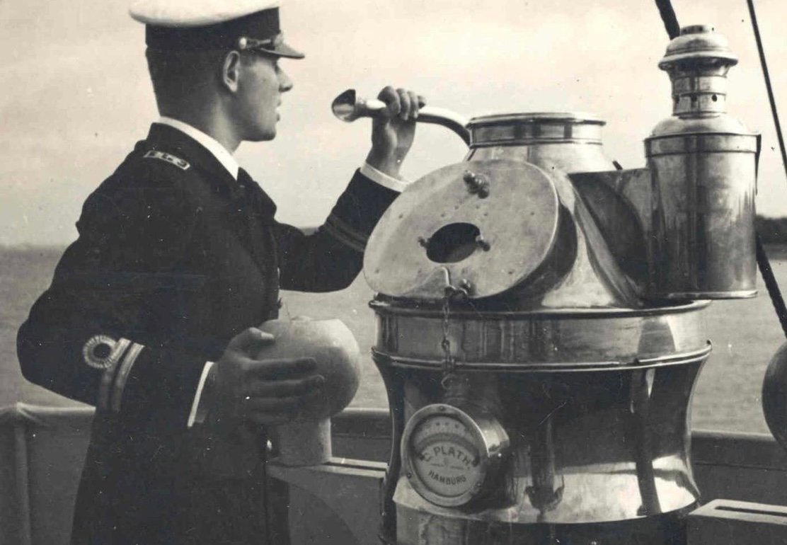 Karo laivo „Prezidentas Smetona“ kapitonas Povilas Labanauskas laivo denyje vadovauja jūrininkams. 1939–1940 m. Lietuvos jūrų muziejaus rinkinys